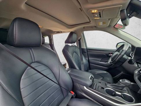 Used 2021 Toyota Highlander XLE FWD image 20