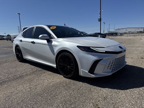 Used 2025 Toyota Camry XSE FWD image 4