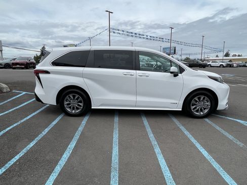Used 2021 Toyota Sienna LE FWD image 6