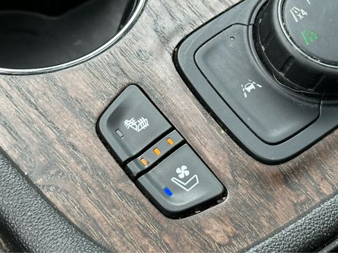 Used 2021 GMC Acadia Denali w/ Denali Technology Package AWD/4WD image 17