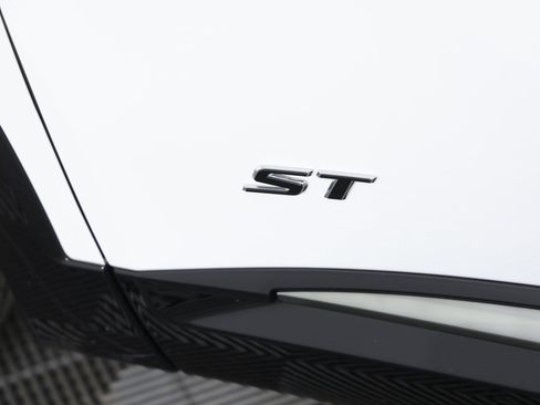 Certified 2025 Buick Envision Sport Touring image 9