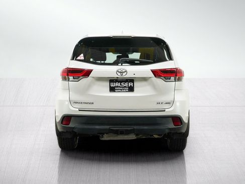 Used 2019 Toyota Highlander XLE AWD/4WD image 4