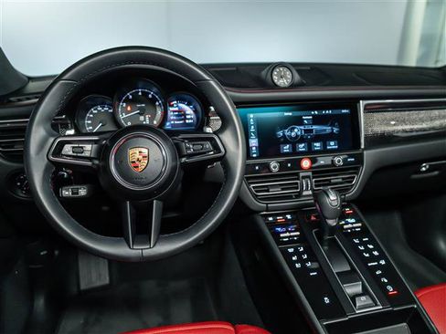 Certified 2025 Porsche Macan AWD/4WD image 19