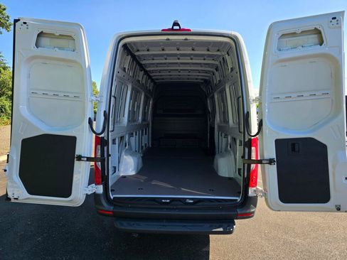 New 2025 Mercedes-Benz eSprinter 170 Cargo image 16
