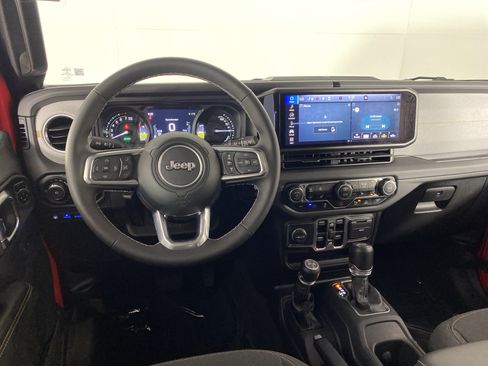 Used 2025 Jeep Wrangler Unlimited Sahara w/ Safety Group AWD/4WD image 36