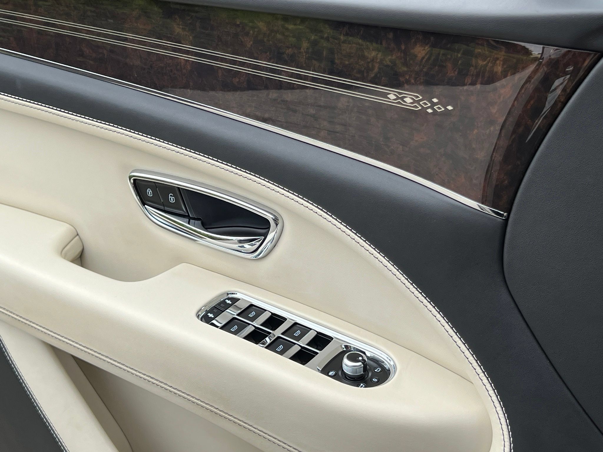 Used 2023 Bentley Bentayga Extended Wheelbase AWD/4WD image 33