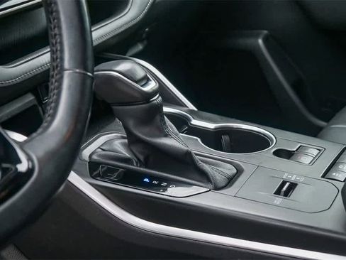 Used 2021 Toyota Highlander XLE image 19