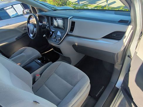 Used 2020 Toyota Sienna LE image 26