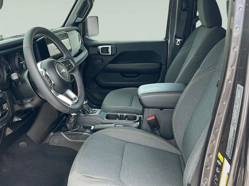 Used 2025 Jeep Wrangler Sahara image 17