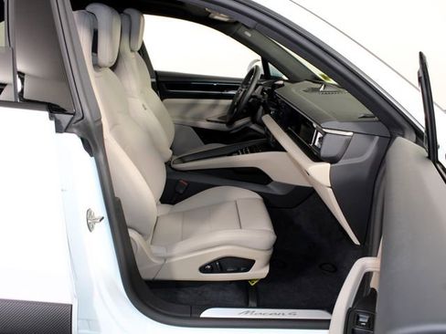 New 2026 Porsche Macan 4 Electric AWD/4WD image 29