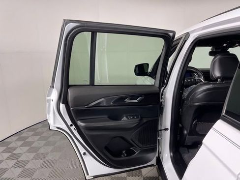 Used 2023 Jeep Grand Cherokee Altitude image 37