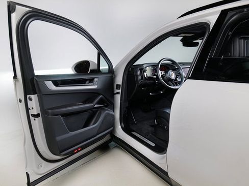 New 2026 Porsche Cayenne Base image 28