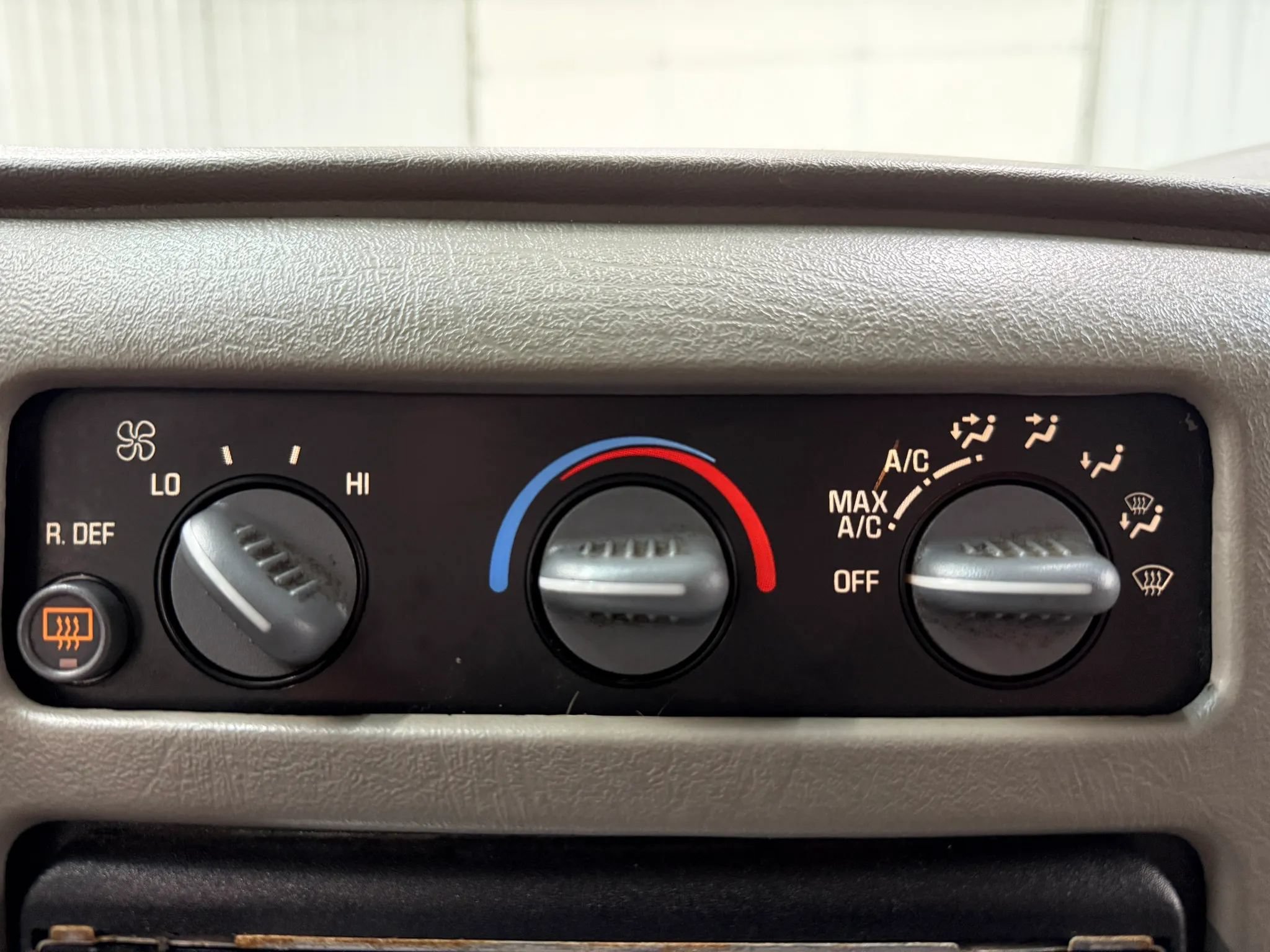 Used 2004 Chevrolet Astro Passenger AWD w/ LS Preferred Equipment Group image 24