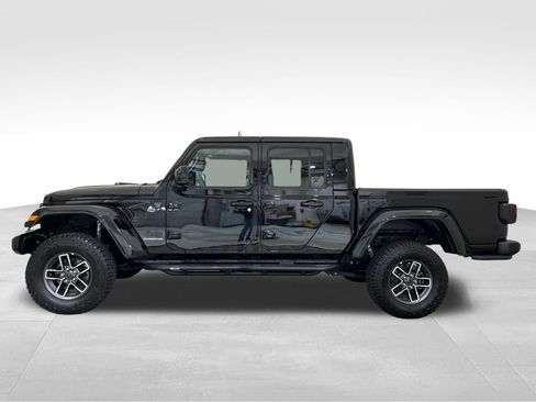 Used 2021 Jeep Gladiator Overland AWD/4WD image 2