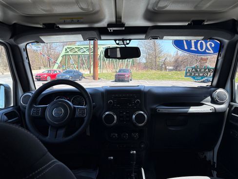 Certified 2017 Jeep Wrangler Unlimited Sahara w/ Connectivity Group image 14