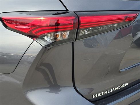 Used 2021 Toyota Highlander XLE image 39