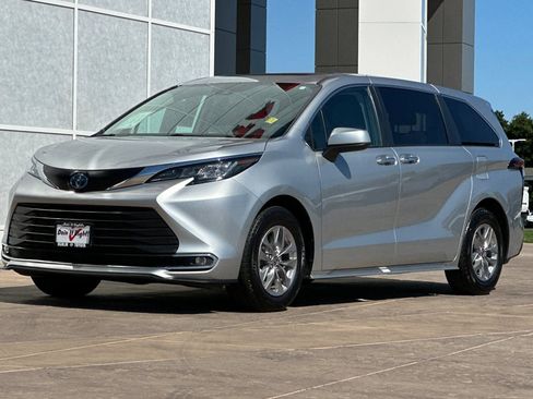 Certified 2022 Toyota Sienna XLE image 10