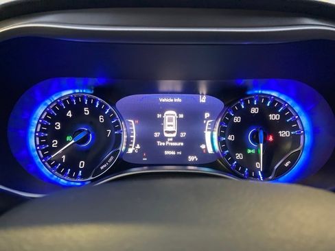 Used 2025 Chrysler Pacifica Select image 16