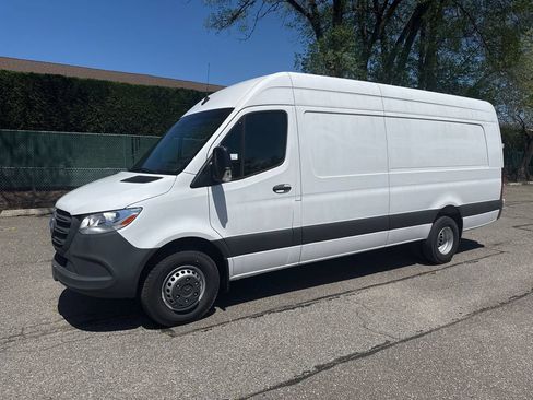 Used 2024 Mercedes-Benz Sprinter 3500 image 2