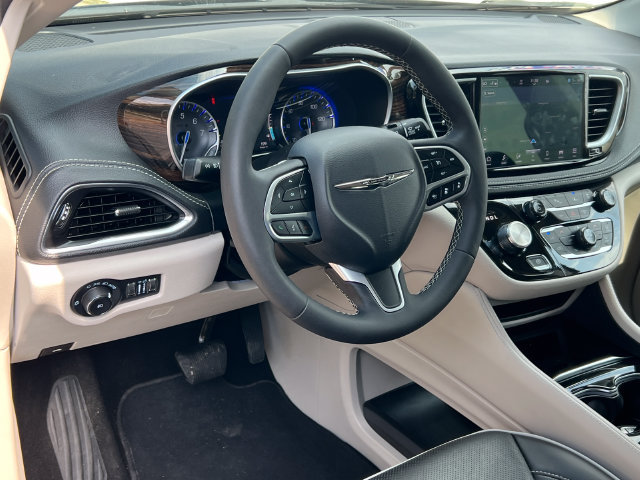 Used 2024 Chrysler Pacifica Limited FWD image 20