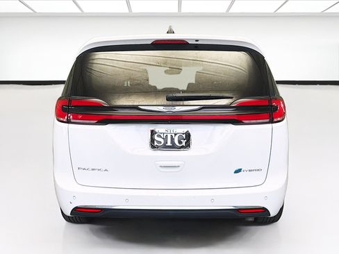 Used 2024 Chrysler Pacifica Select image 5