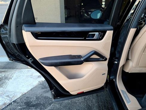 Used 2023 Porsche Cayenne S w/ Premium Package Plus image 23