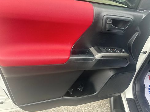 Used 2018 Toyota Tacoma SR5 AWD/4WD image 15