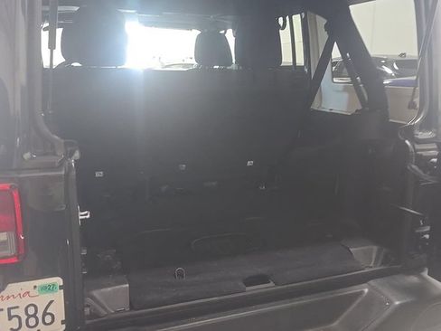 Used 2017 Jeep Wrangler Unlimited Sahara w/ Connectivity Group AWD/4WD image 13