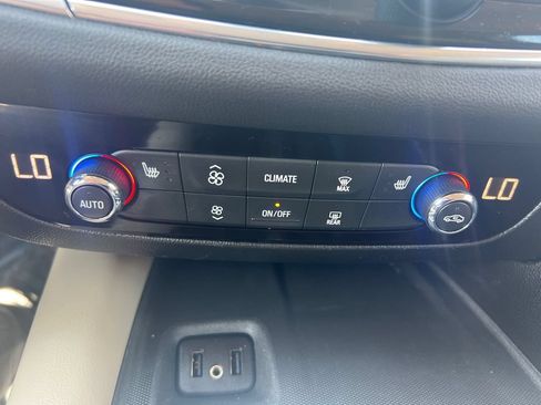 Used 2018 Buick Enclave Essence AWD/4WD image 21