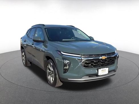 Used 2025 Chevrolet Trax LT w/ LT Convenience Package image 3