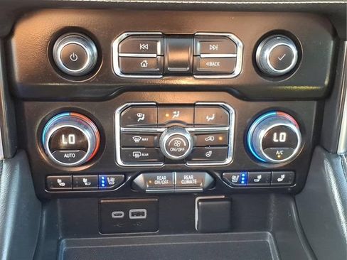 Used 2023 Chevrolet Suburban Premier w/ Advanced Technology Package AWD/4WD image 20