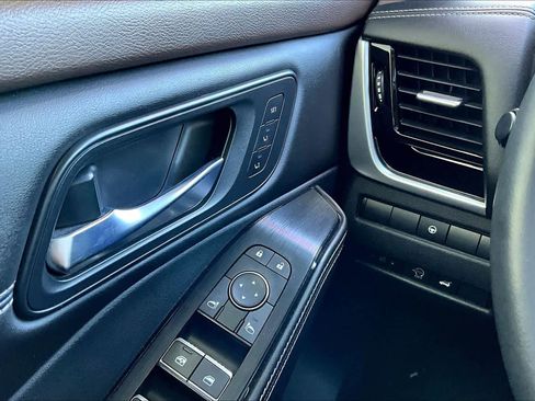 Used 2023 Nissan Rogue SL image 35