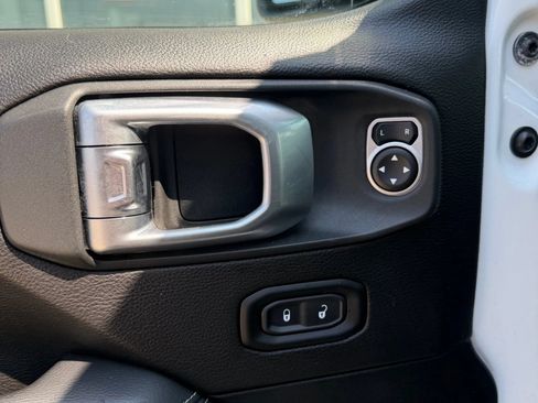 Used 2019 Jeep Wrangler Unlimited Sahara w/ LED Lighting Group AWD/4WD image 5