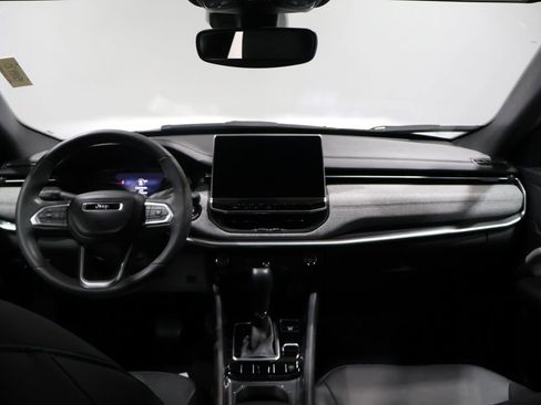 Used 2023 Jeep Compass Latitude image 17