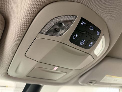 Used 2023 Chrysler Pacifica Touring-L FWD image 32