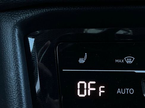 Used 2025 Volkswagen Taos SE image 29