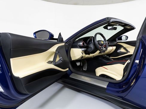 Used 2021 Ferrari 812 GTS image 30