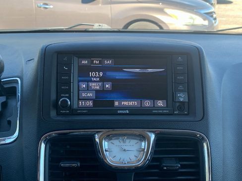 Used 2014 Chrysler Town & Country Touring image 19