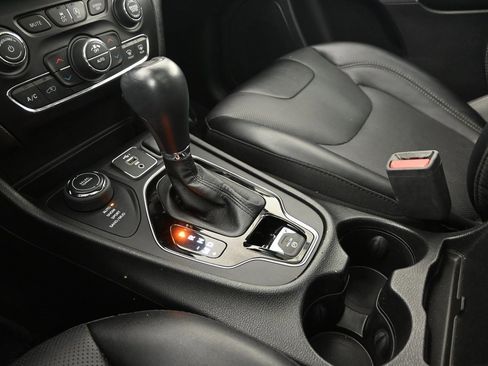 Used 2022 Jeep Cherokee Limited image 32