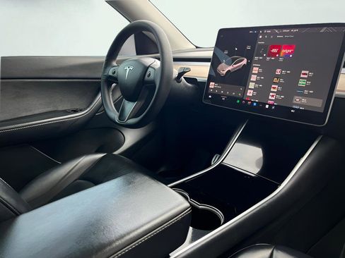 Used 2022 Tesla Model Y Long Range image 30