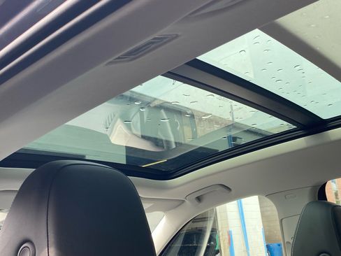 Certified 2025 Volkswagen Tiguan SE w/ Panoramic Sunroof Package AWD/4WD image 16