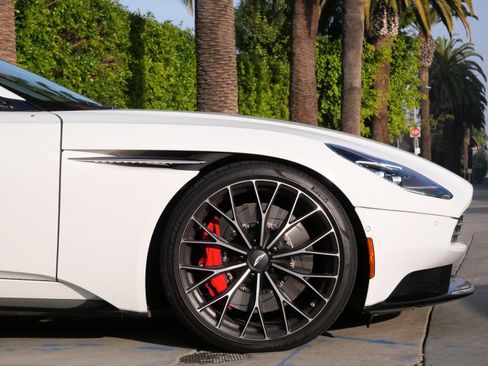 Used 2023 Aston Martin DB11 Volante image 4