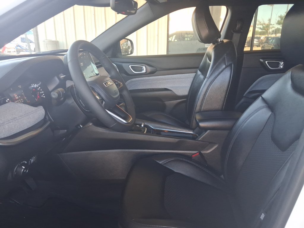 Used 2025 Jeep Compass Latitude AWD/4WD image 4