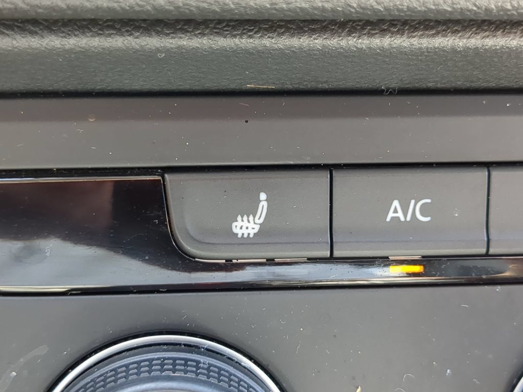 Certified 2022 Volkswagen Taos SE FWD image 25