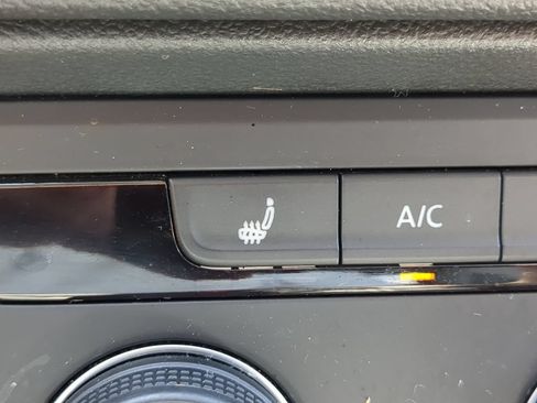 Certified 2022 Volkswagen Taos SE FWD image 25