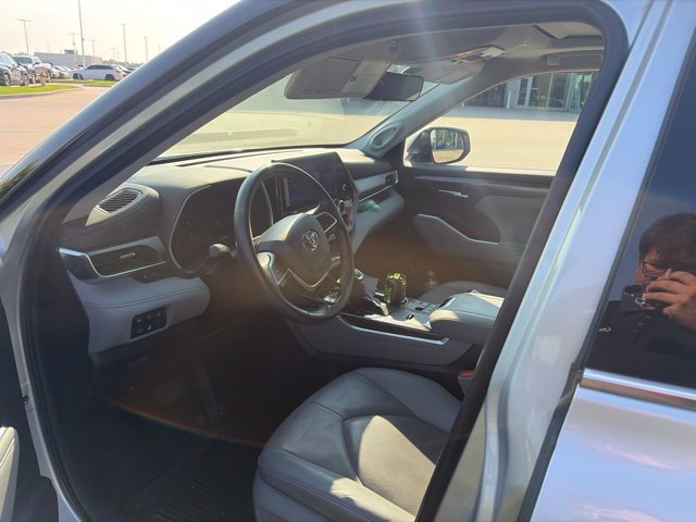 Used 2024 Toyota Highlander Limited AWD/4WD image 11