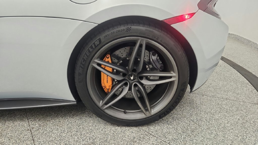 Used 2019 McLaren 570S Spider RWD image 18