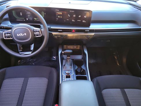 Used 2024 Kia Sorento LX FWD image 11