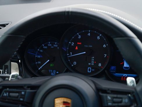 Certified 2025 Porsche Macan AWD/4WD image 19