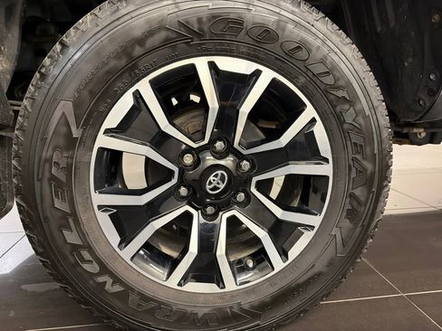Used 2020 Toyota Tacoma TRD Sport w/ TRD Premium Sport Package AWD/4WD image 7